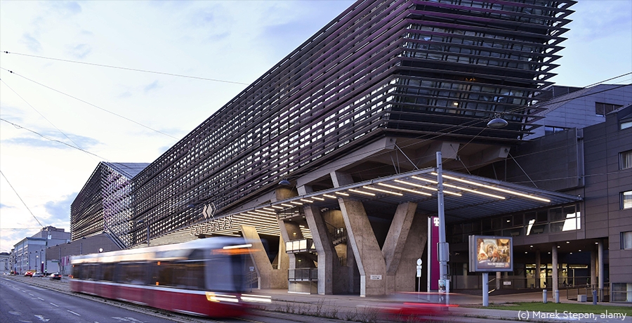 Straßenbahn fährt am T-Center in Wien vorbei