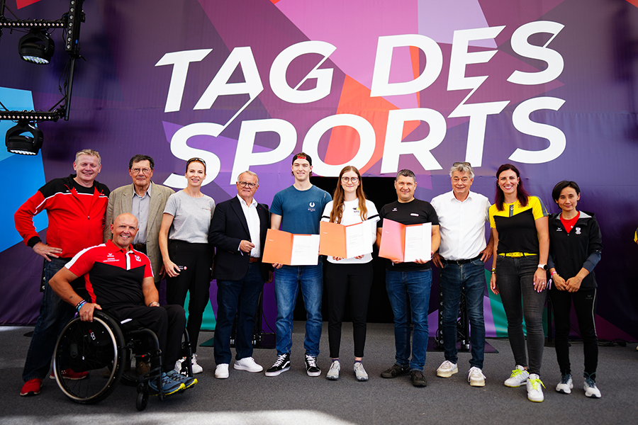 Gewinner:innen Ehrenamtspreis 2024 für Jungfunktionäre mit Vizekanzler Werner Kogler, Hans Niessl (Sport Austria) und Jury