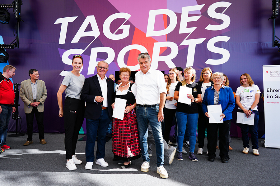 Christine Pfaffl erhält Ehrenamtspreis 2024 fürs Lebenswerk im Bild mit Vizekanzler Werner Kogler, Hans Niessl (Sport Austria) und Jury