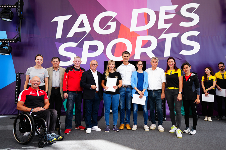 Gewinner:innen Ehrenamtspreis 2024 für Gleichstellung mit Vizekanzler Werner Kogler, Hans Niessl (Sport Austria) und Jury