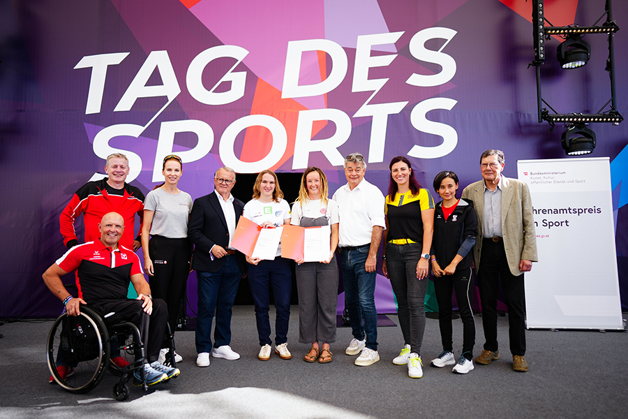 Gewinner:innen Ehrenamtspreis 2024 für Jungfunktionärinnen mit Vizekanzler Werner Kogler, Hans Niessl (Sport Austria) und Jury